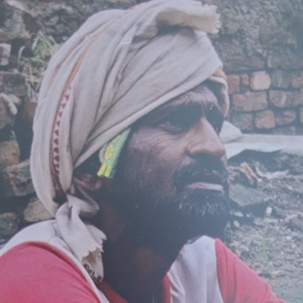 खेत में सांप के डसने से व्यक्ति की मौत:जालौन में तीली काटते समय हालत बिगड़ने पर परिजन अस्पताल लेकर पहुंचे थे