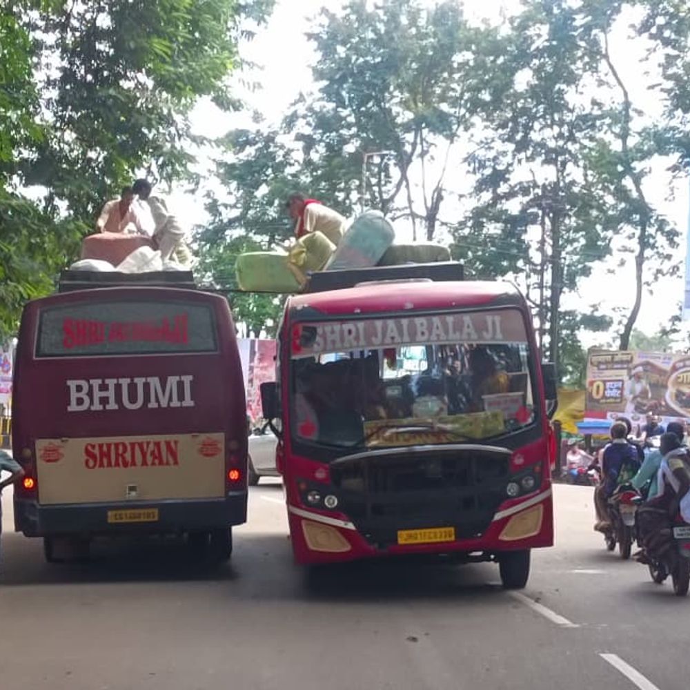 गौरव पथ पर बीच सड़क बस खड़ी कर सामान की लोडिंग, जाम से परेशान हुए लोग