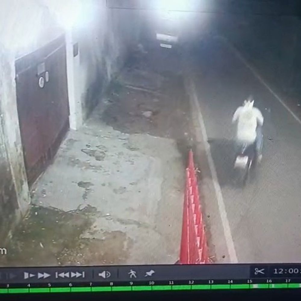 बिजली का काम करने गए युवक की बाइक चोरी:उन्नाव में घर के बाहर से हुई वारदात CCTV में कैद, पुलिस जांच में जुटी