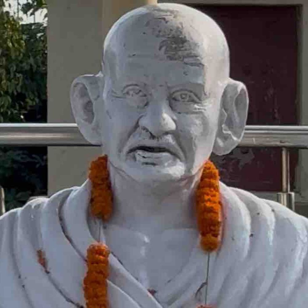 जहां बापू ने अंग्रेजों को ललकारा, आज वही स्थल बदहाल:पूर्वी चंपारण में प्रतिमा का पेंट उखड़ा, पार्क परिसर में फैली गंदगी; जंगल-झाड़ियां उगी