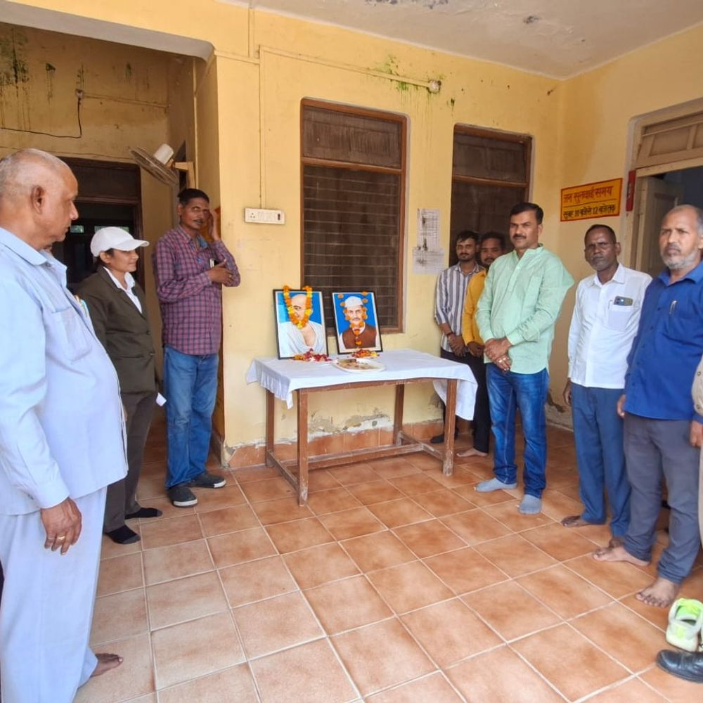 धनपतगंज में गांधी-शास्त्री जयंती मनाई:ध्वजारोहण और रंगोली सजाकर दिया स्वच्छता, सेवा और सादगी का संदेश