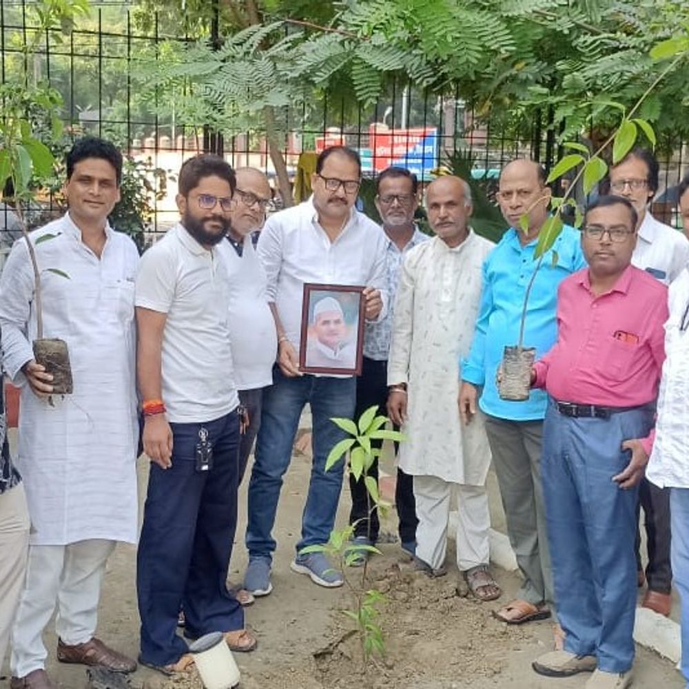सीवान में शास्त्री जयंती पर पौधारोपण:GKC ने शहर में प्रतिमा लगाने के लिए मांगी जगह; सदस्यों ने पौधों की देखभाल का लिया संकल्प