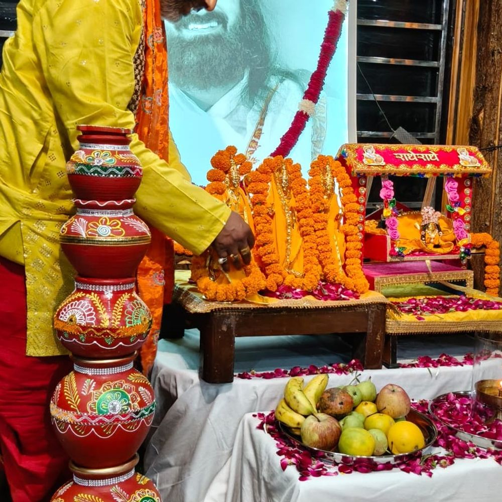 द आर्ट ऑफ लिविंग का आध्यात्मिक कार्यक्रम:मेरठ में अखंड रामायण पाठ के साथ श्रीराम नाम जाप और भजनों से गूंजा केंद्र