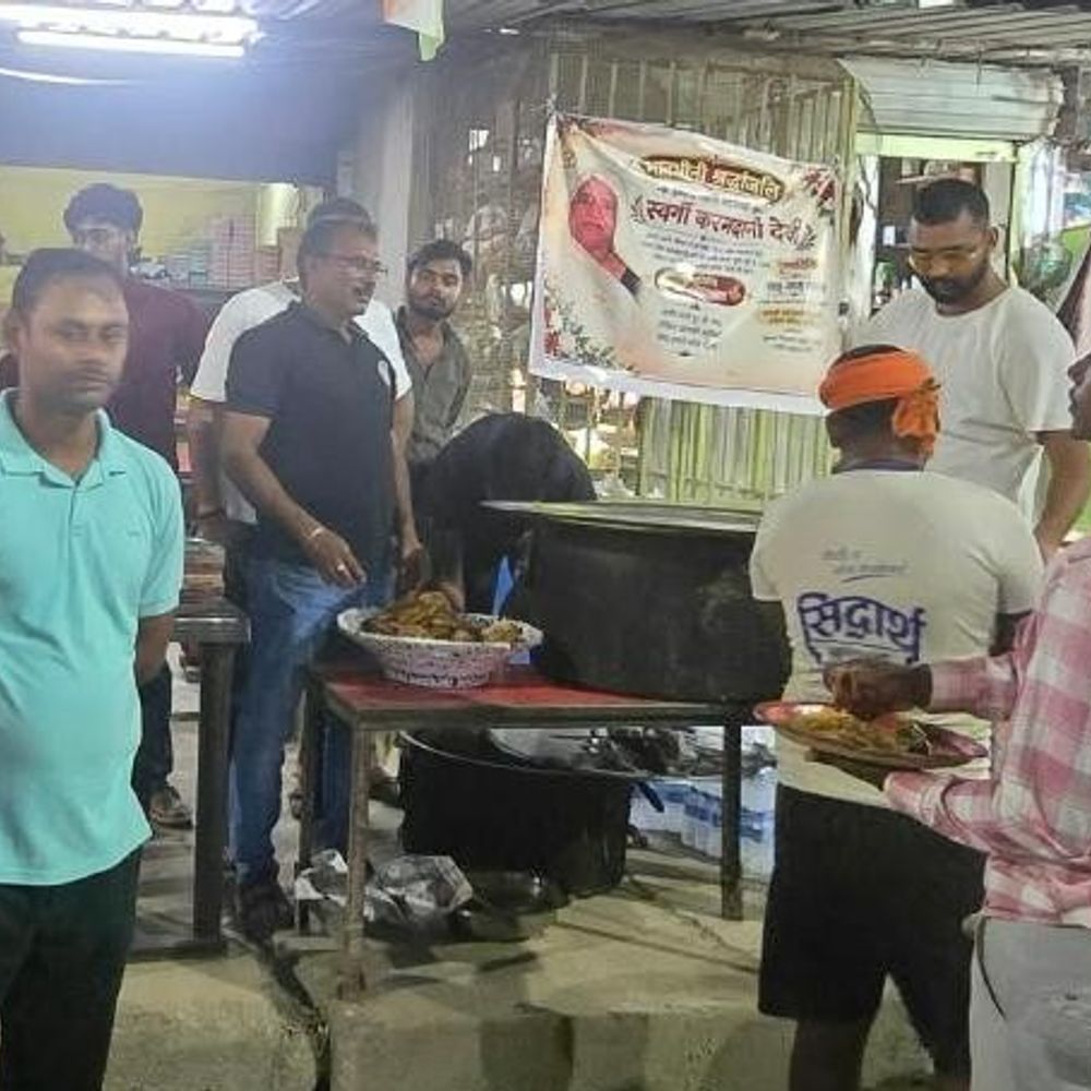 गोरखपुर में अम्मा आश्रय निकेतन में सेवा कार्यक्रम:मातृ आंचल सेवा संस्थान ने कराया भोजन वितरण, आश्रम की माताओं का लिया आशीर्वाद