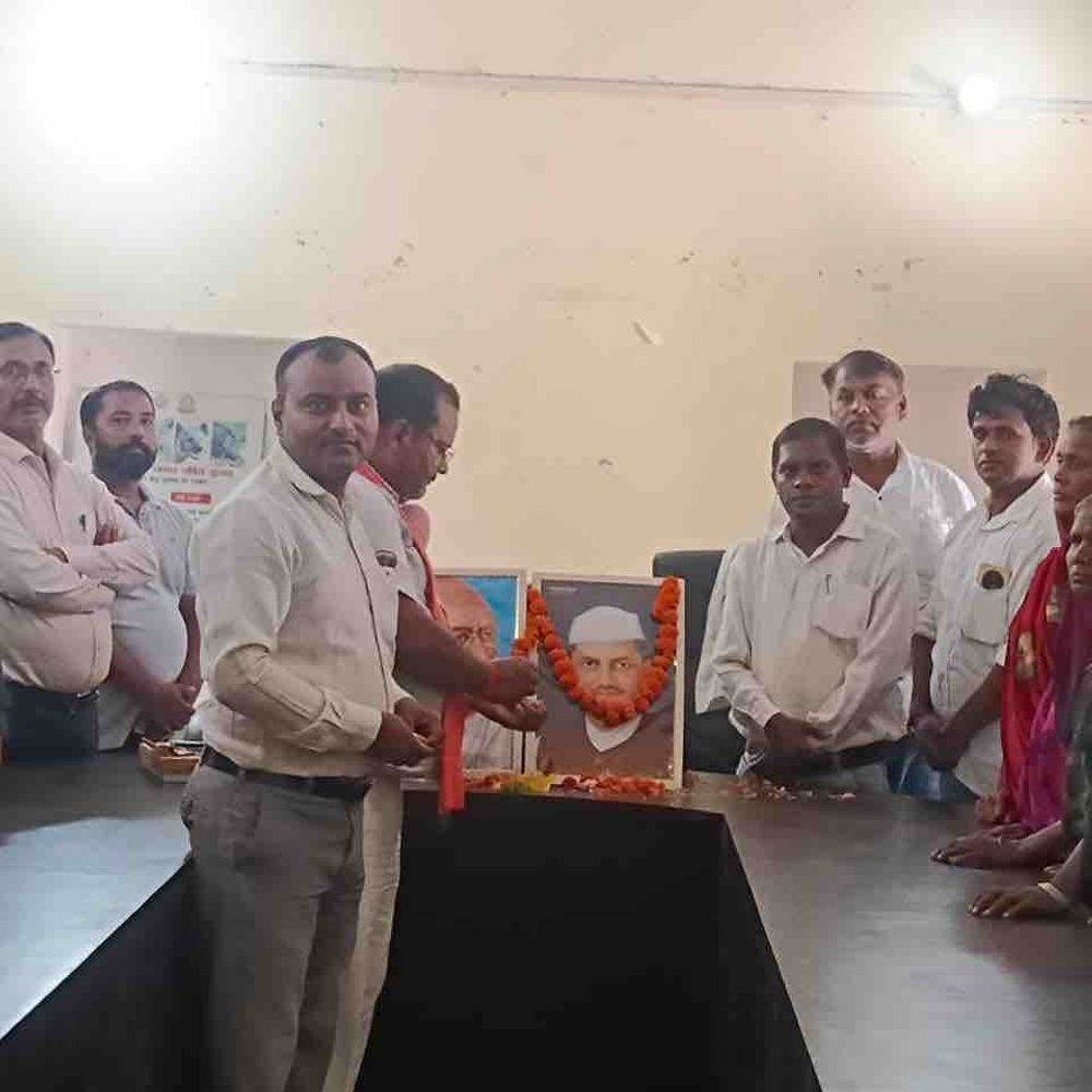गोरखपुर में गांधी जयंती पर चला स्वच्छता अभियान:लोगों ने साफ-सफाई का संकल्प लिया, बोले- गांव से बनेगा स्वस्थ भारत