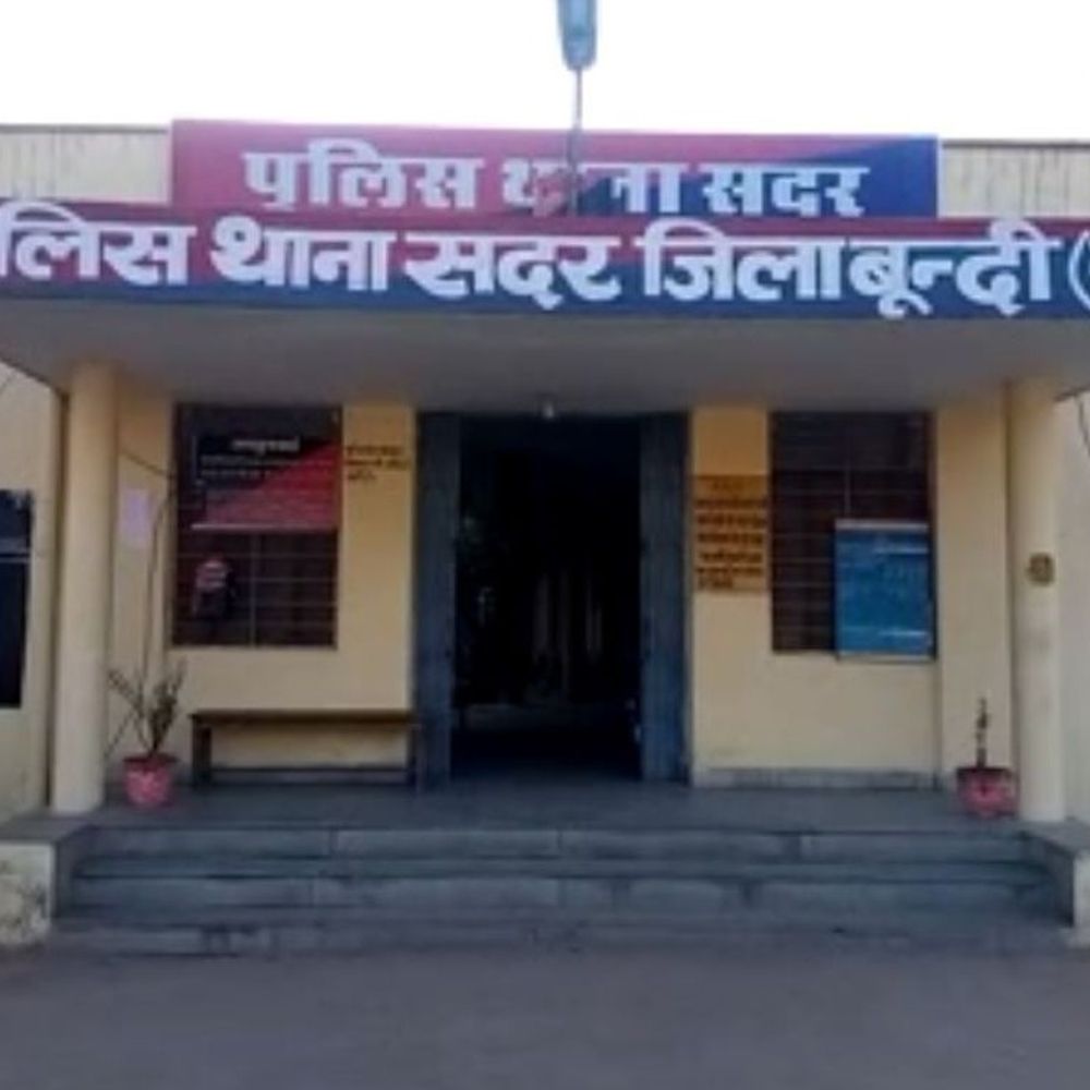 सार्वजनिक जगह पर तलवार लहरा रहा युवक गिरफ्तार:बूंदी पुलिस ने आर्म्स एक्ट के तहत मामला दर्ज कर धारदार हथियार किया जब्त