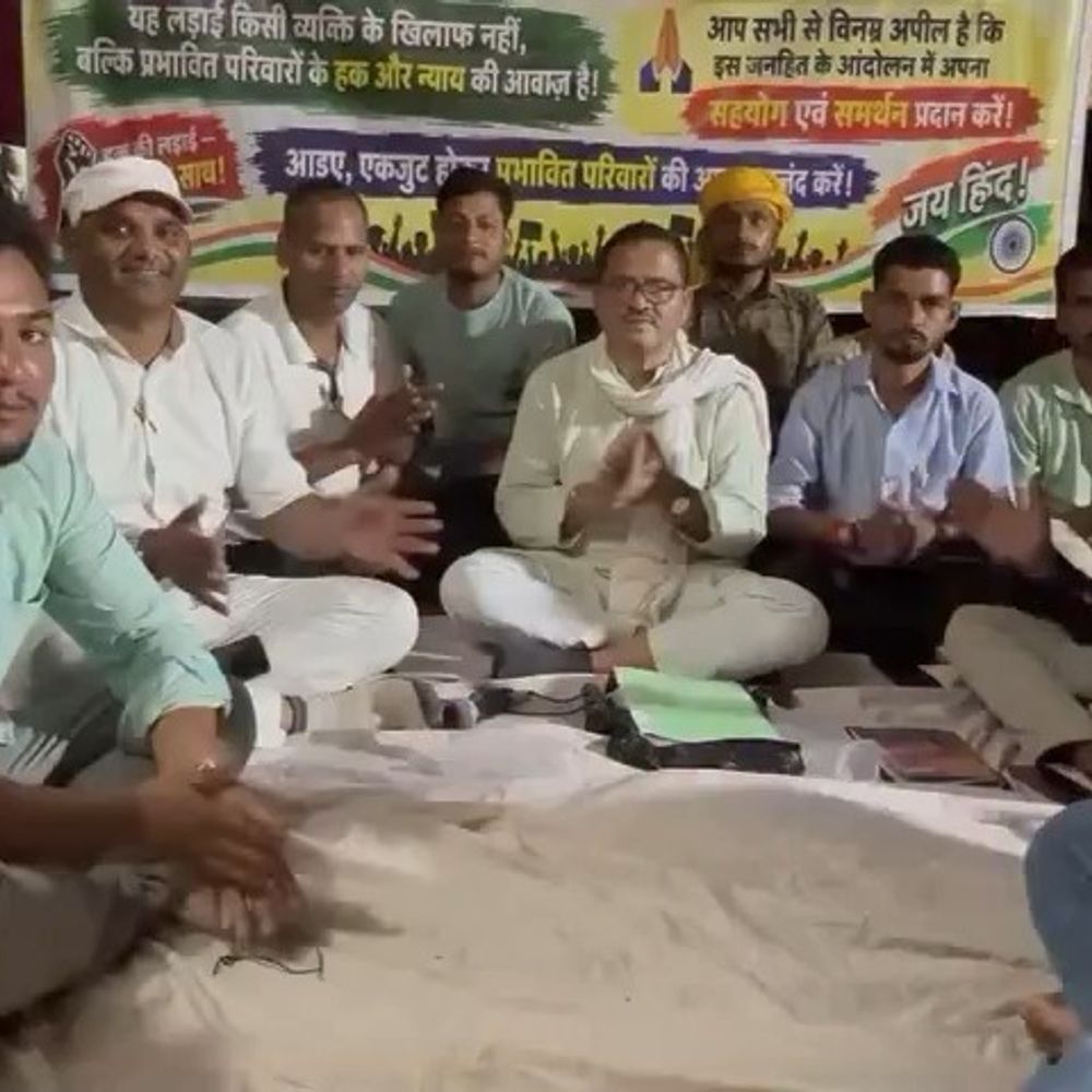 ललितपुर-सिंगरौली रेलवे लाइन प्रभावितों का दूसरे दिन भी धरना:नौकरी और संपत्तियों के दोबारा मूल्यांकन की मांग, आंदोलन जारी रखने का ऐलान