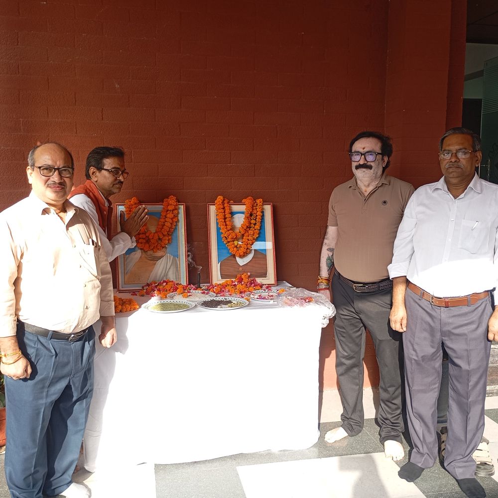 गांधी और शास्त्री की जयंती मनाई:उत्तर प्रदेश लघु उद्योग निगम में अधिकारी और कर्मचारियों ने दी श्रद्धांजलि