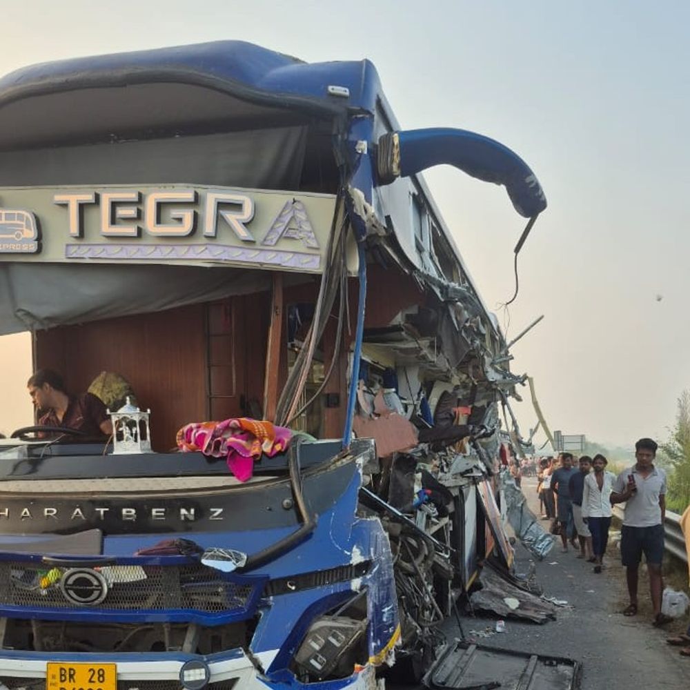 एक्सप्रेस-वे पर AC बस-ट्रेलर की टक्कर, 4 की मौत:अंबेडकरनगर में ओवरटेक के दौरान हादसा, 4 गंभीर घायल