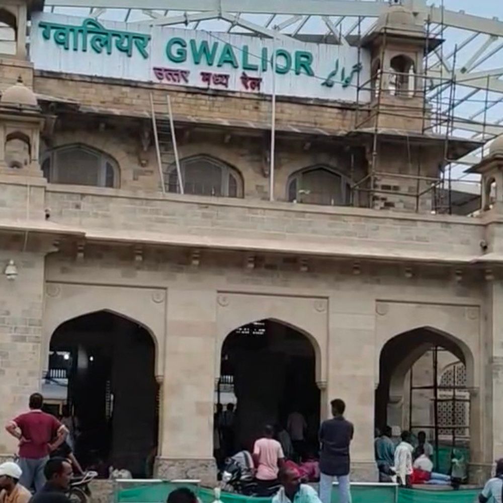 त्योहारी भीड़ में चोर सक्रिय, 69 चोरी के मामले दर्ज:इनमें 37 मोबाइल चोरी के, GRP ने एक महीने में 35 फोन बरामद किए