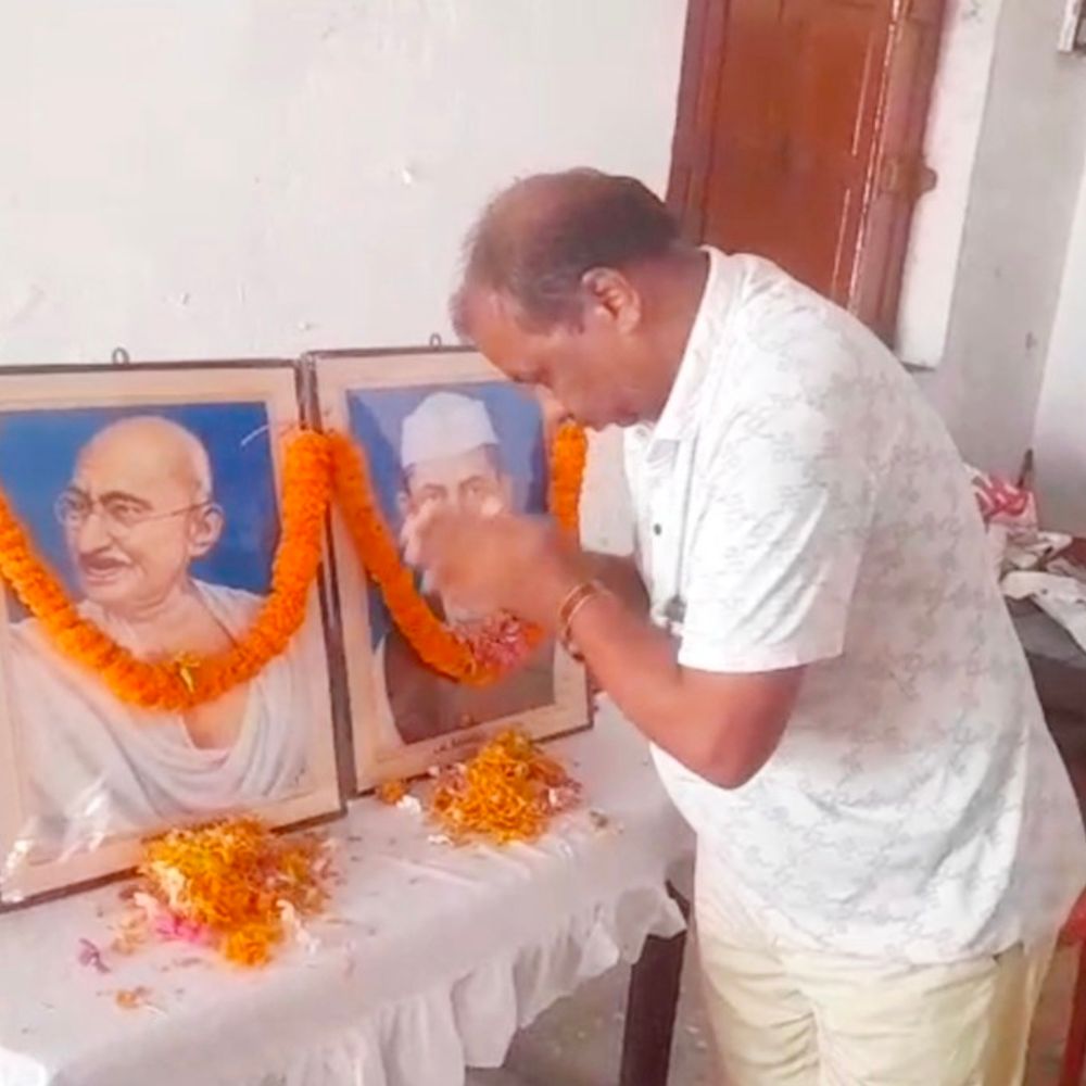 शेखपुरा में गांधी-शास्त्री जयंती पर स्वच्छता, पौधरोपण और विचार गोष्ठी:कलेक्ट्रेट में डीएम ने दिलाया स्वच्छ-हरित वातावरण का संदेश