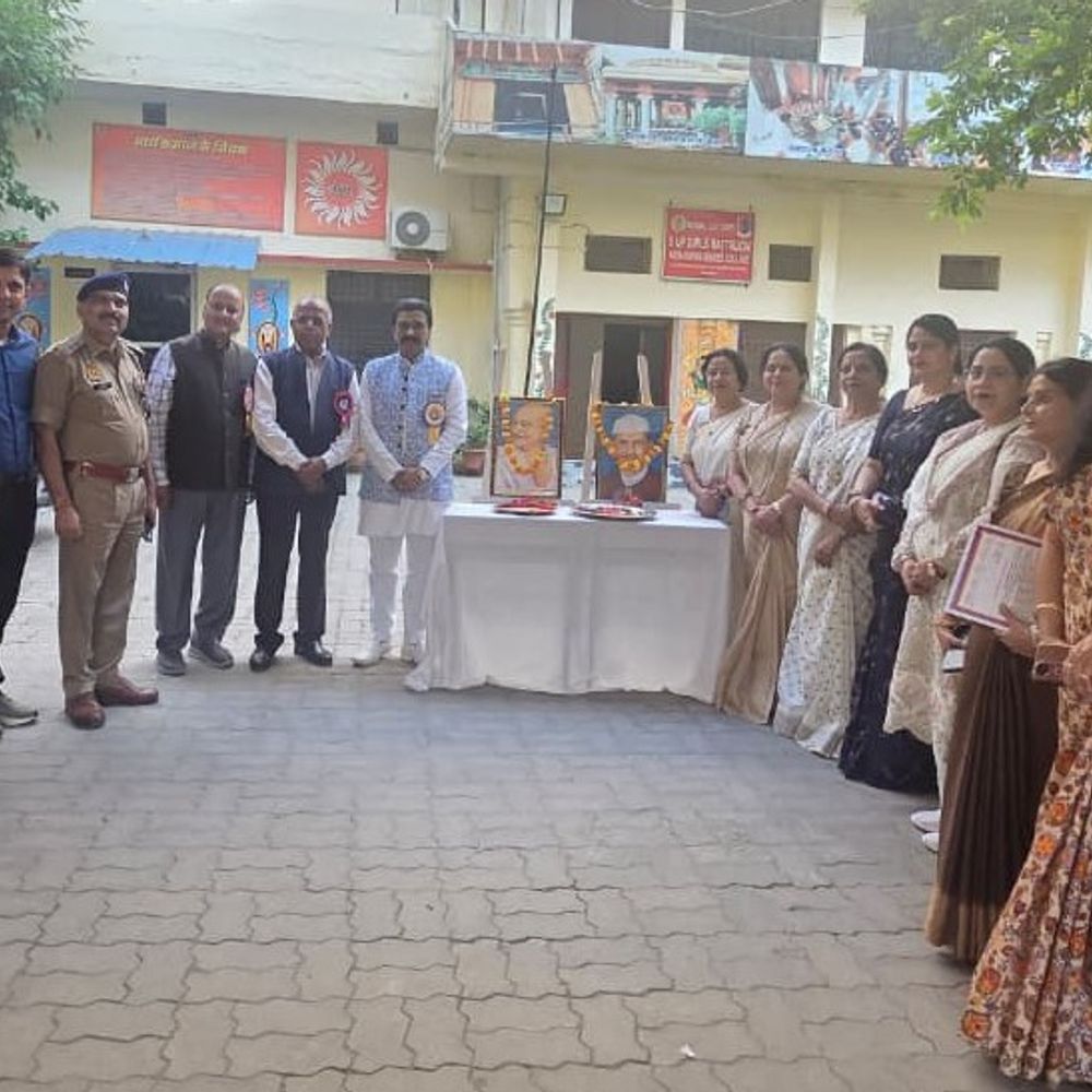 आर्य कन्या कॉलेज में गांधी-शास्त्री जयंती पर रामधुन गूंजी:प्रयागराज में न्यायमूर्ति भी शामिल हुए, बोले-गांधी के सत्य-अहिंसा को जीवन में उतारें