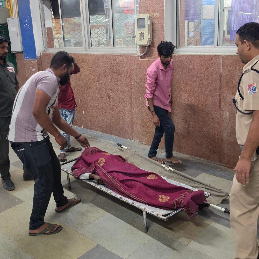 गोरखपुर एक्सप्रेस में 66 साल के यात्री की मौत:शुजालपुर में शव उतारा, अहमदाबाद से कुशीनगर घर जा रहा था