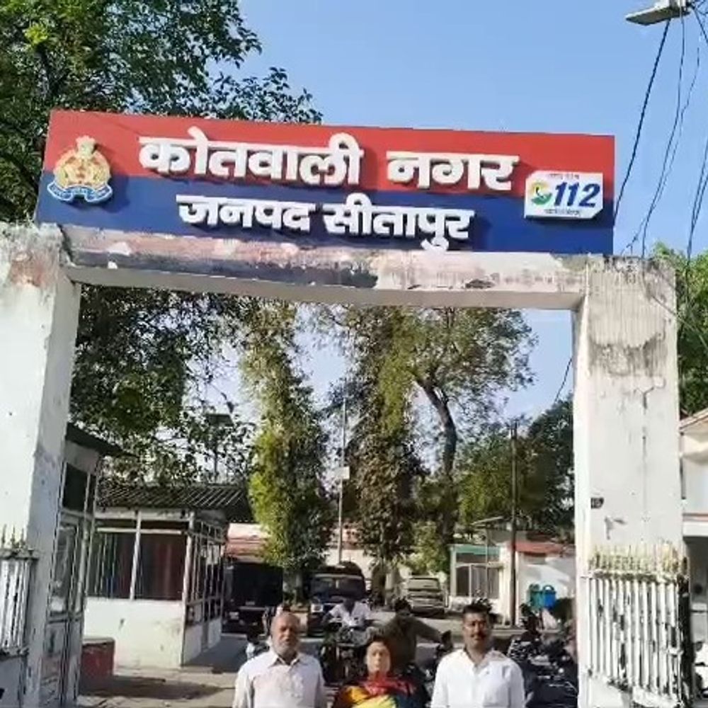 सीतापुर कचहरी में वकीलों से मारपीट, चेन लूटने का आरोप:कोर्ट के आदेश पर रिटायर्ड दरोगा, पत्नी और बेटे पर केस