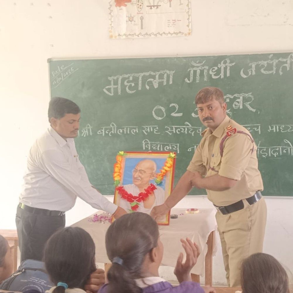 छौड़ादानो के स्कूलों में गांधी-शास्त्री जयंती मनी:महापुरुषों को श्रद्धांजलि देकर उनके विचारों को याद किया गया