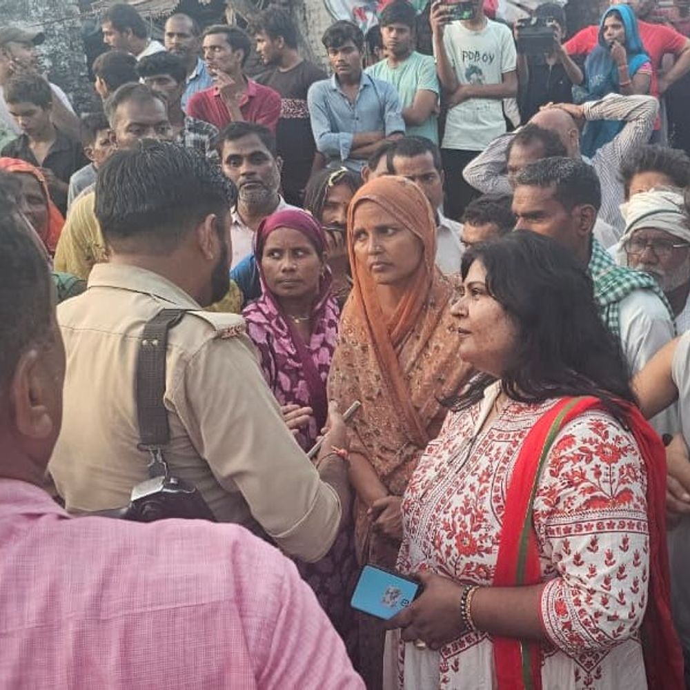 2 युवकों के शव रखकर परिजनों का धरना:आरोपियों की गिरफ्तारी और मुआवजे की मांग, अंतिम संस्कार से इनकार