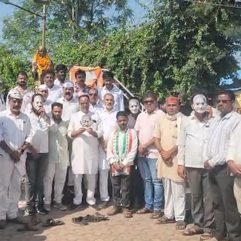 गांधी जयंती पर कांग्रेसियों ने पहने गांधी के मुखौटे:रवि साहू बोले- आज गांधी की सख्त जरूरत, उनके विचार ही देश को जोड़ सकते हैं