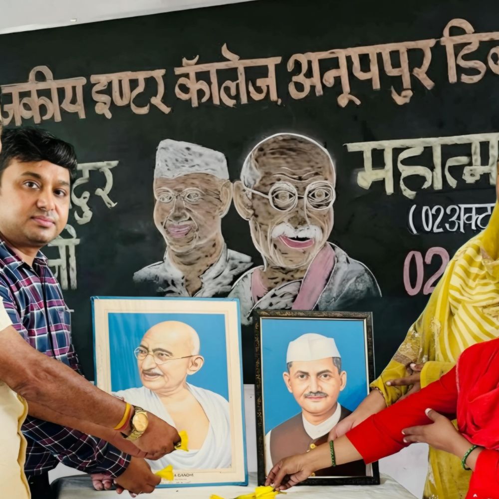 हापुड़ में गांधी-शास्त्री जयंती पर जागरूकता रैली:बच्चों की सुरक्षा और अधिकारों के लिए विद्यार्थियों ने गांव में निकाली रैली