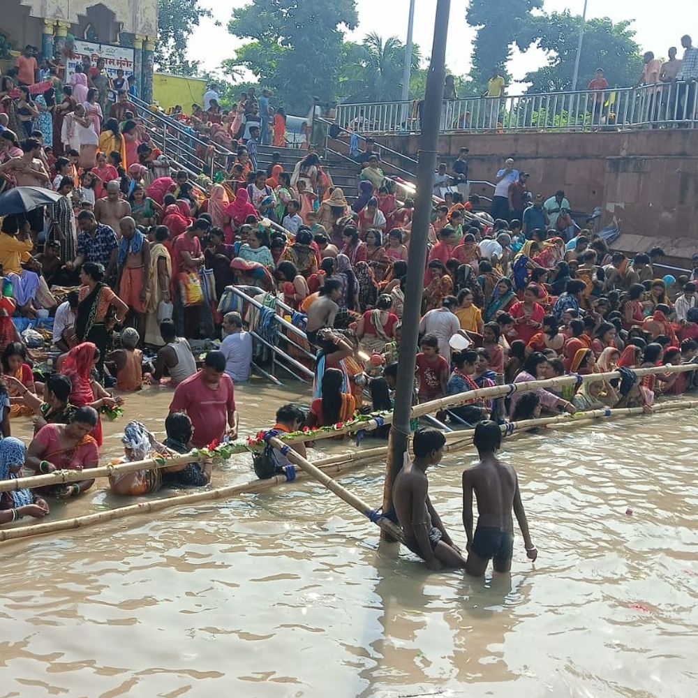 मुंगेर में नहाय-खाय के साथ शुरू हुआ जितिया पर्व:गंगा घाटों पर उमड़ी व्रतियों की भीड़, गंगा स्नान कर महिलाओं ने की पितरों की पूजा