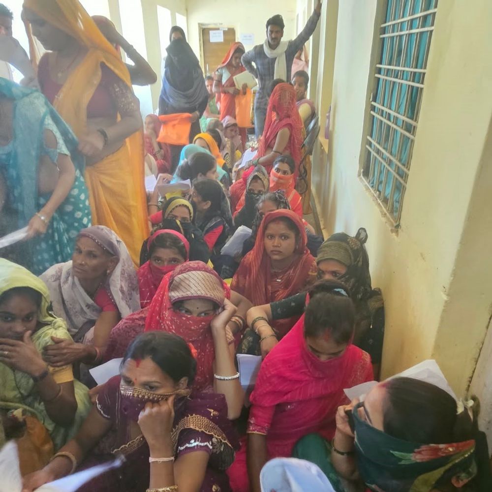 फर्श पर बैठकर इंतजार करती रहीं गर्भवती महिलाएं, 15-15 दिन की वेटिंग