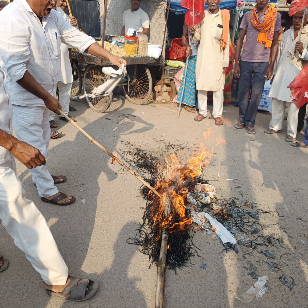 जहानाबाद में भाकपा माले का प्रदर्शन, CEC का पुतला फूंका:मतदाता सूची से नाम हटाने का आरोप लगा नारेबाजी की