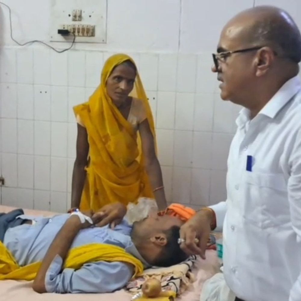 महोबा जिला अस्पताल में फल वितरण:गांधी जयंती पर एडीएम और सीएमएस ने जाना हालचाल, जल्द ठीक होने की कामना की