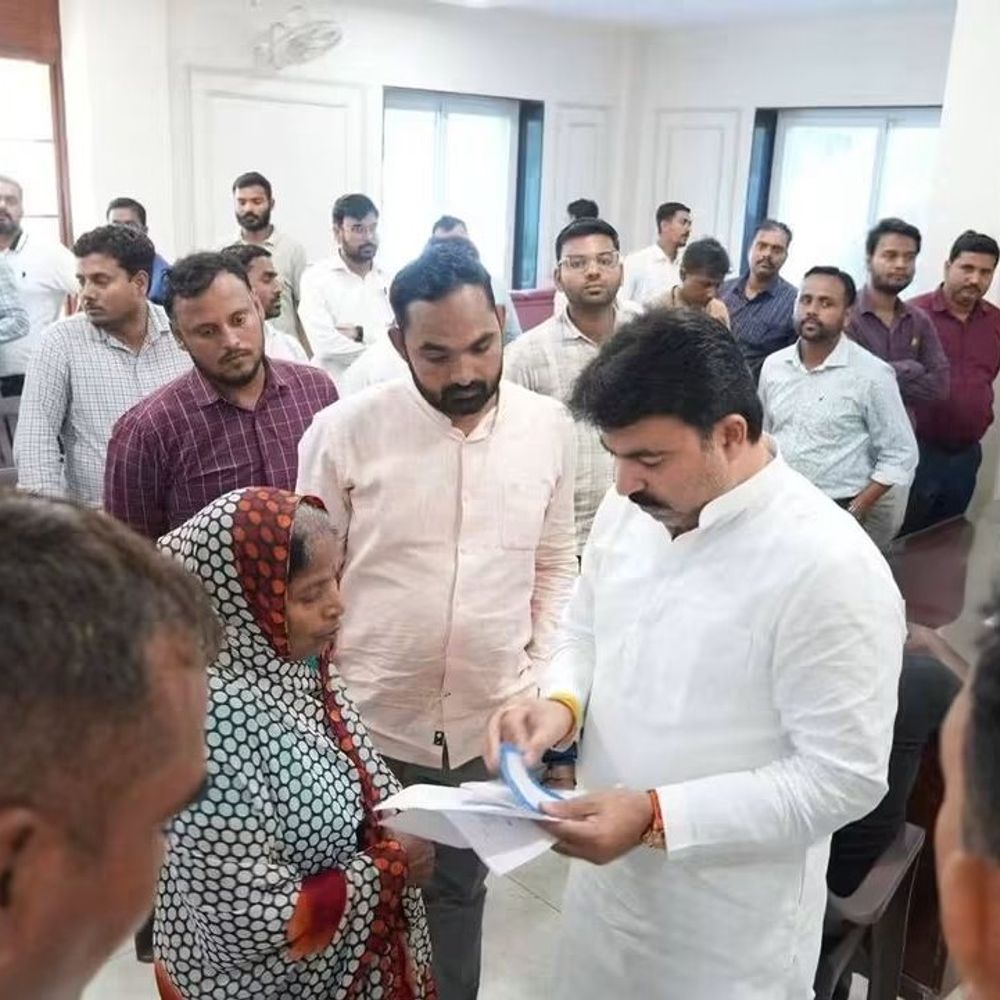 विधायक शलभमणि ने अधिकारी को लगाई फटकार:बोले- 26वीं बार भेज रहे, 27वीं बार मैं आऊंगा, महिला का लंबित भुगतान नहीं हो रहा था