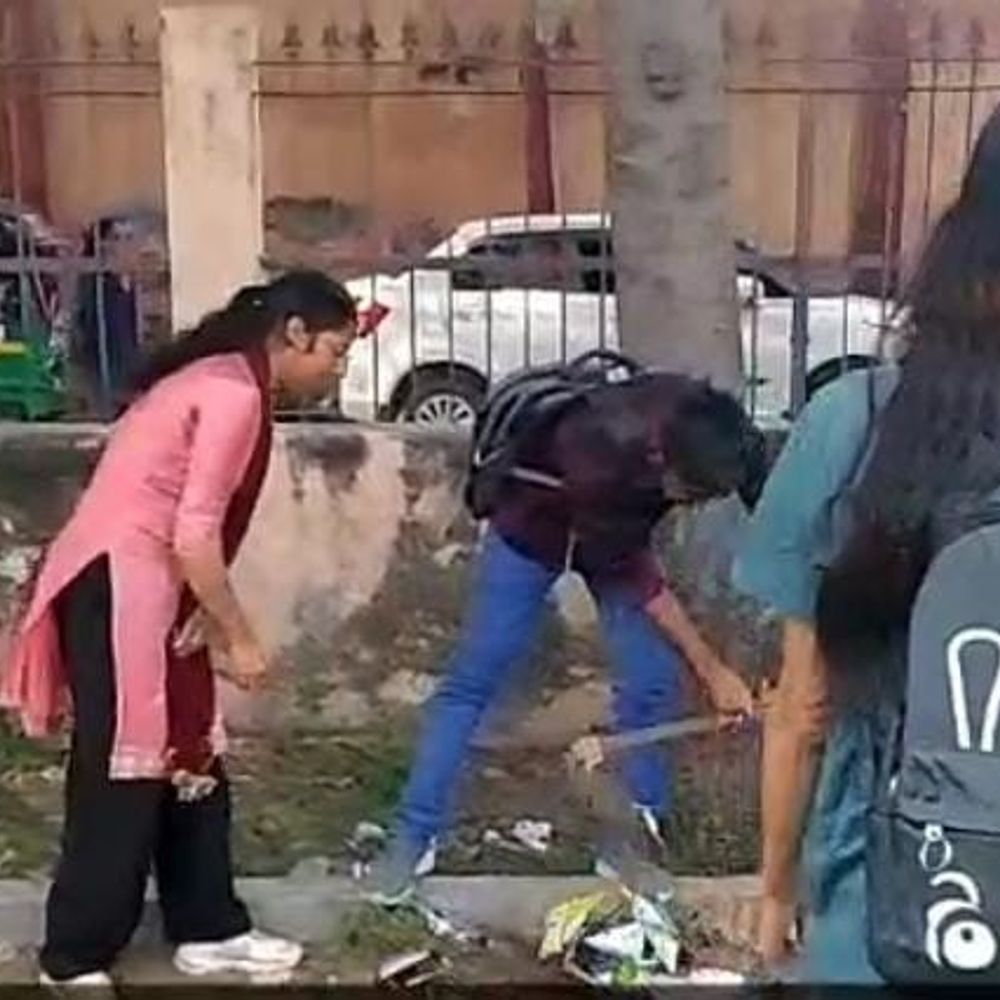 एनएसएस स्वयंसेवकों ने चलाया स्वच्छता अभियान:‘एक दिन, एक घंटा, एक साथ’ अभियान में विद्यार्थियों ने की परिसर की सफाई