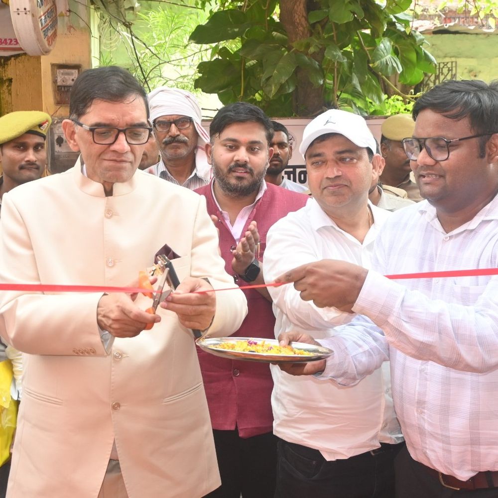 बलिया में रोजगार मेले में 142 युवाओं को नौकरी मिली:300 अभ्यर्थियों में से 15 को डीएम ने बांटे ऑफर लेटर