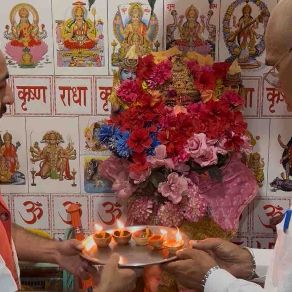 कैप्टन स्मित मच्छार के जल्द स्वस्थ होने की प्रार्थना:मोतिहारी में हुई पूजा-अर्चना, भाजपा नेता यमुना सिकरिया ने की आरती