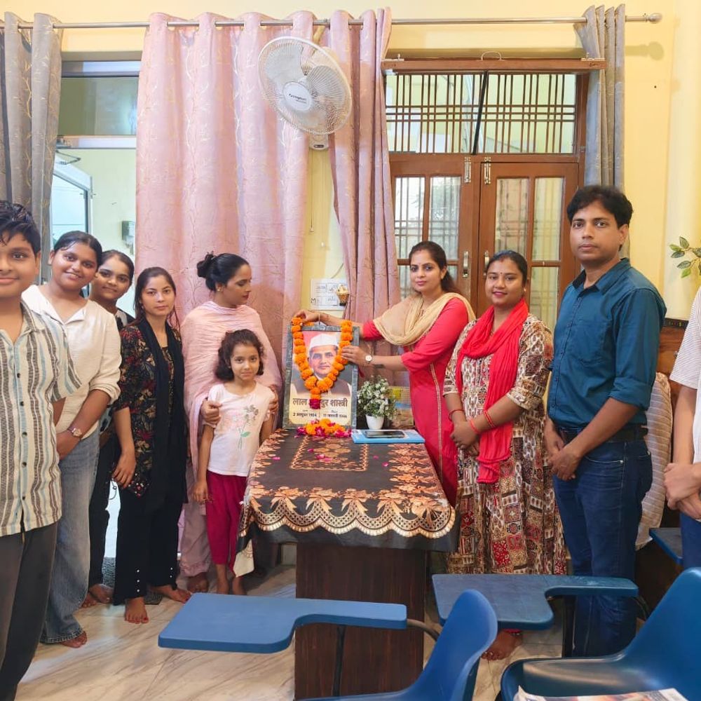 लखनऊ में लाल बहादुर शास्त्री जयंती मनाई:कायस्थ महासभा ने श्रद्धांजलि अर्पित की, 'जय जवान, जय किसान' का नारा याद किया