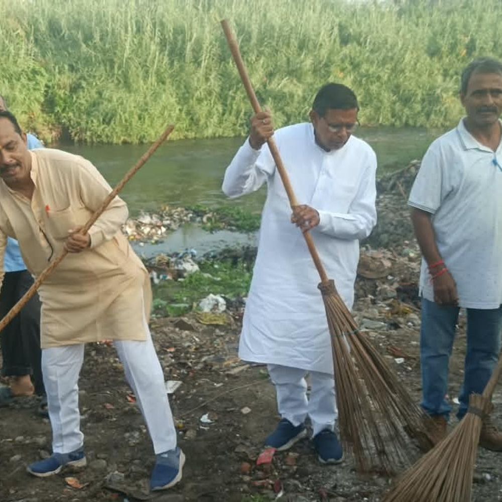 काली नदी के घाटों पर स्वच्छता अभियान:गांधी जयंती पर सेवा संकल्प अभियान के तहत की घाटों की सफाई
