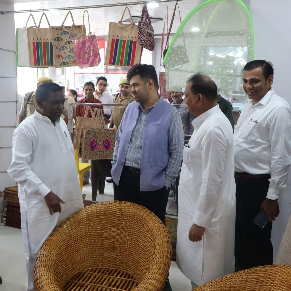 एमएलसी-डीएम ने खादी जागरूकता रैली को दिखाई हरी झंडी दिखाई:मुरादाबाद में युवाओं ने स्वदेशी अपनाने का संकल्प लिया