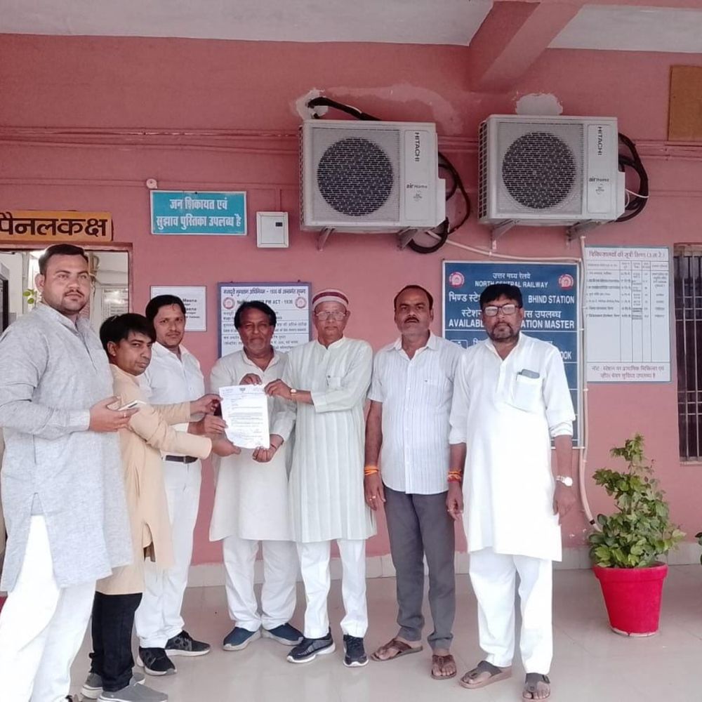 डीआरएम के नाम ज्ञापन सौंपा:भाजपाई बोले- भिंड से दिल्ली तक माधव एक्स. ट्रेन सेवा की जाए शुरू