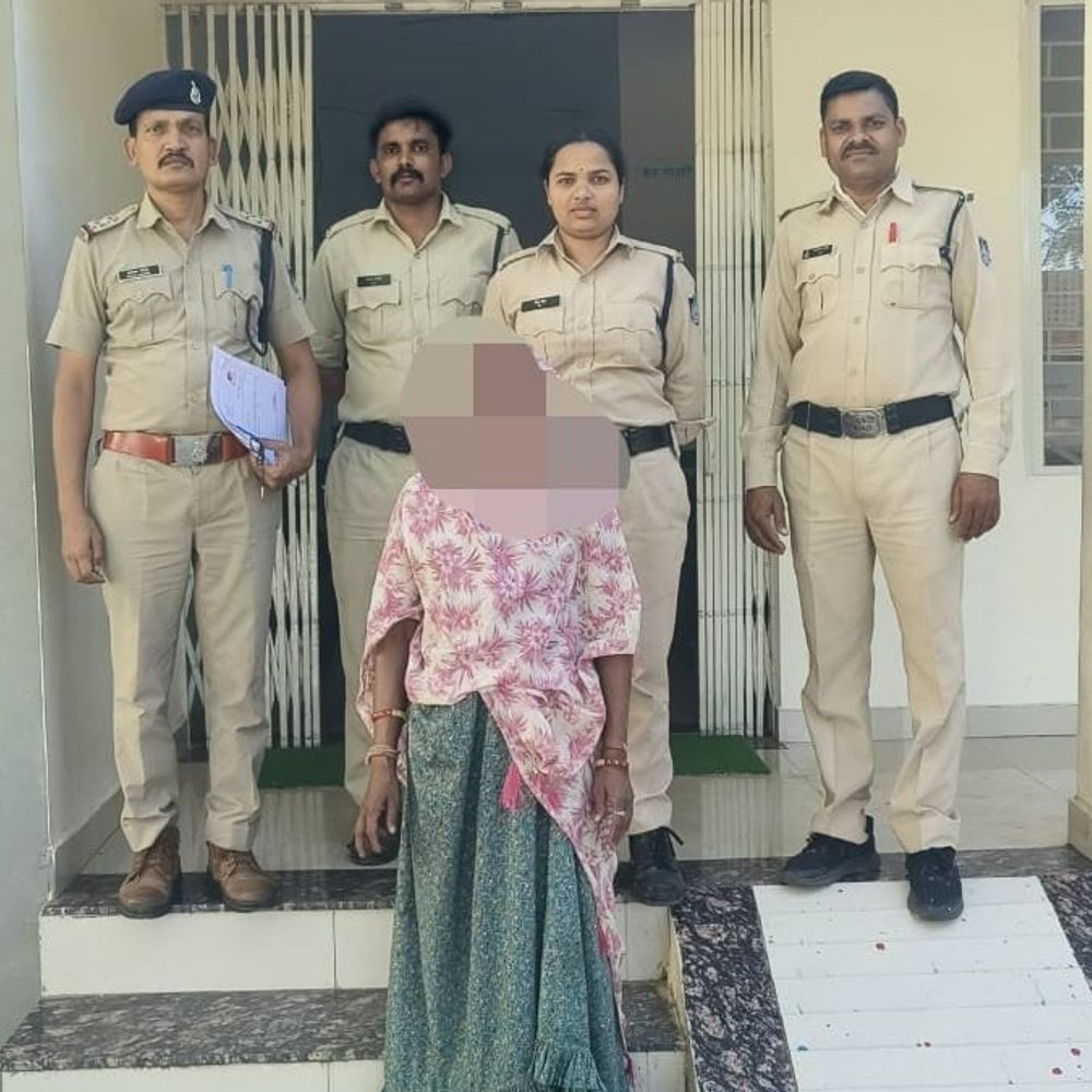 नकली सोने का बिस्किट बेचकर 4.90 लाख हड़पे:आरोपियों ने कहा था- जमीन के अंदर से मिले, महिला गिरफ्तार, 3 लाख रुपए जब्त