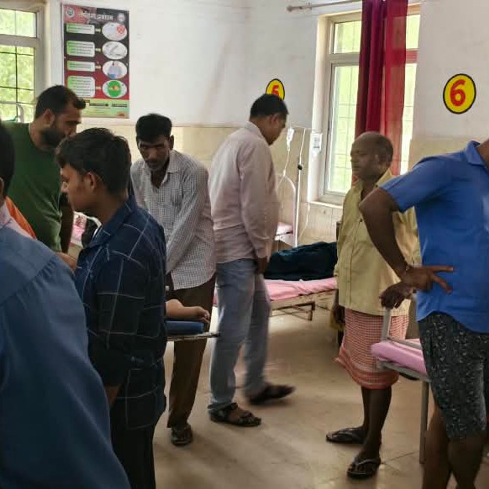 बारा टोल प्लाजा पर आमने-सामने भिड़ीं दो बाइक:बाराबंकी के हैदरगढ़ में नाबालिग बच्ची समेत पांच घायल, दो हायर सेंटर रेफर
