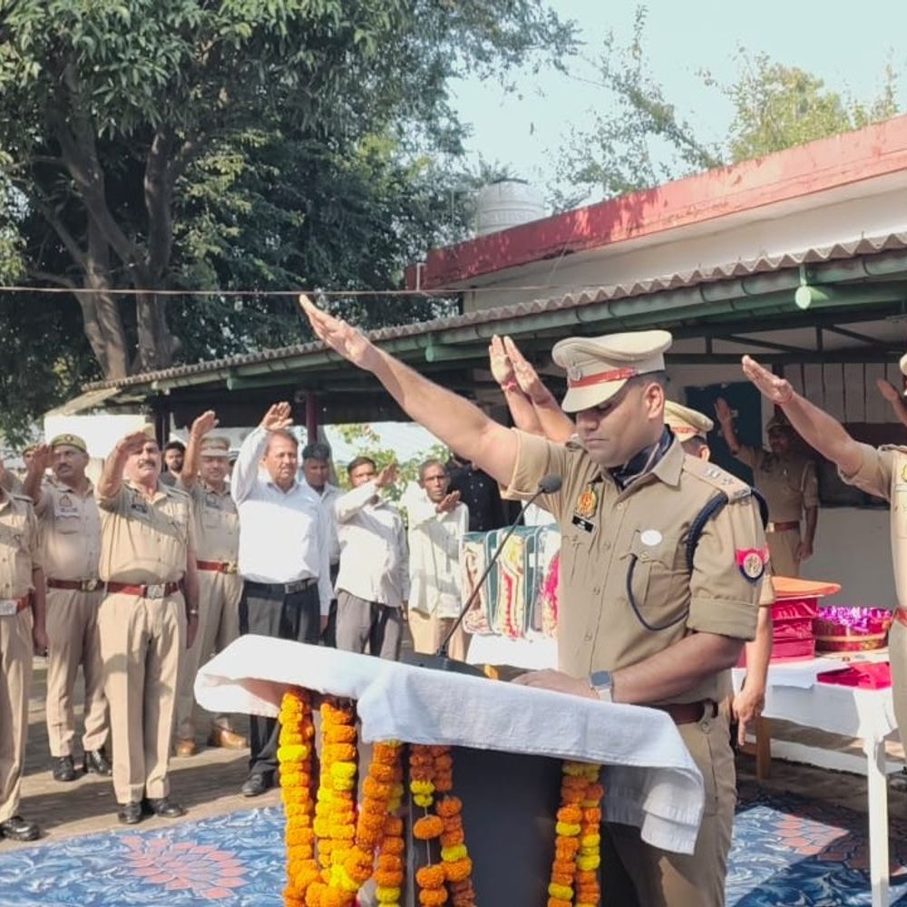 अमरोहा में गांधी-शास्त्री जयंती पर डीएम-एसपी ने दी श्रद्धांजलि:कलेक्ट्रेट समेत कई कार्यालयों में कार्यक्रम, छात्राओं ने भजन भी गाए
