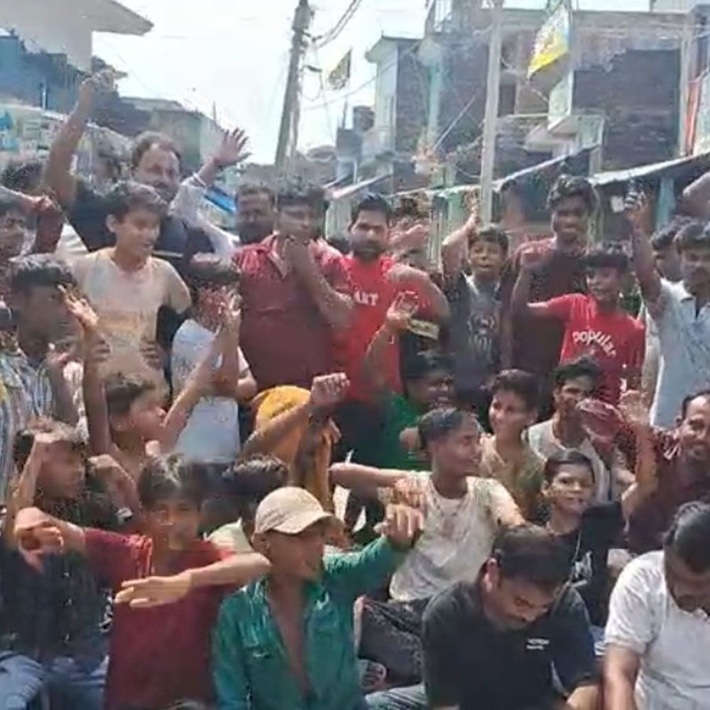 10 दिन से बिजली गुल, व्यापारियों ने किया प्रदर्शन:श्रावस्ती में सैकड़ों गांवों में बिजली संकट, दुकानें बंद कर व्यापारियों ने सौंपा ज्ञापन