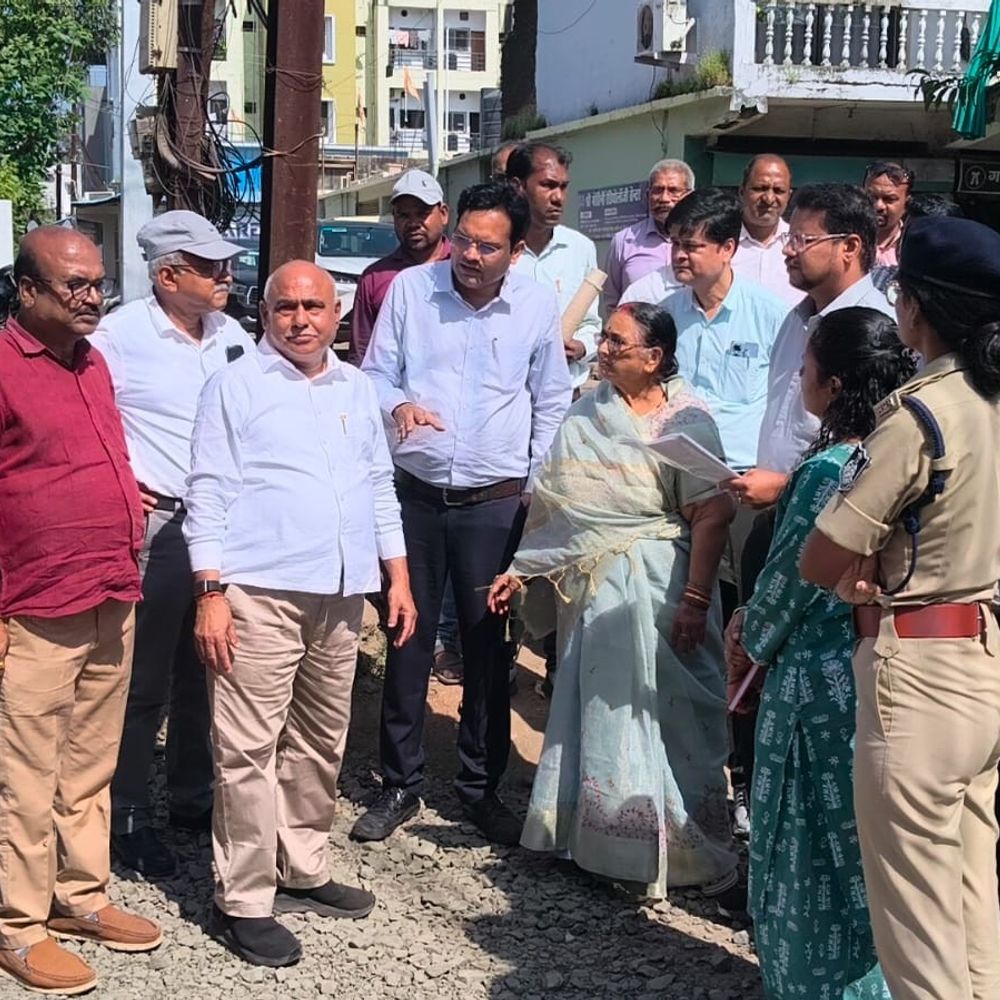 विधायक ने लिंक रोड का निरीक्षण किया, अतिक्रमण हटाने कहा:बैतूल में सड़क किनारे पेविंग ब्लॉक लगेंगे और नाली भी बनेगी