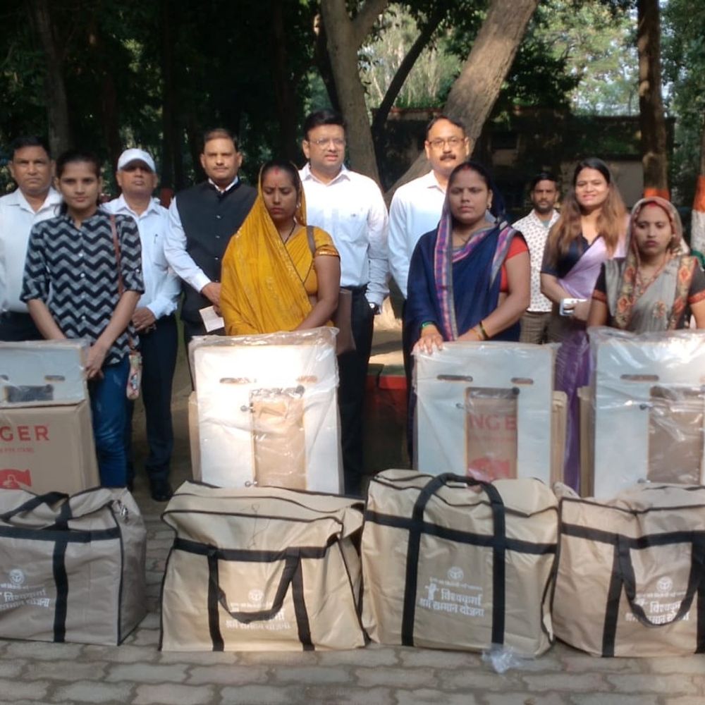 गांधी-शास्त्री जयंती पर दिव्यांगों को बांटे सहायक उपकरण:पीलीभीत कलेक्ट्रेट में कारीगरों को मिली टूल किट, गांधी सभागार में हुआ मुख्य समारोह