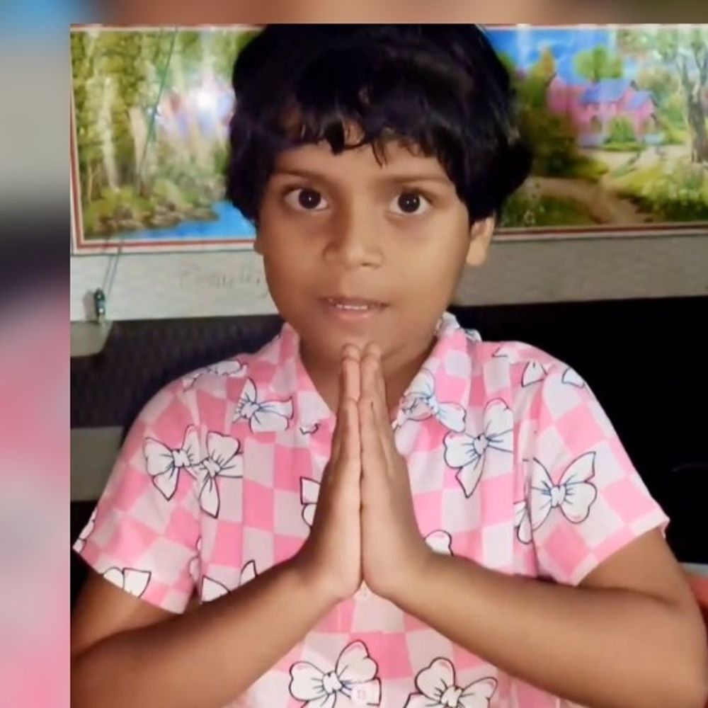 DM से हाथ जोड़कर बच्ची की गुहार, VIDEO:बोली- पापा से बात नहीं हो पाती; गांव में मोबाइल का नेटवर्क लगवा दीजिए