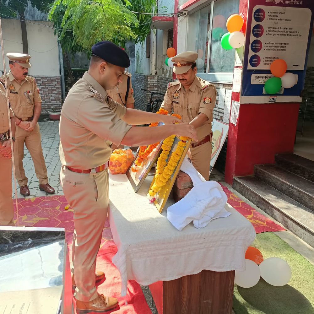 कानपुर में गांधी-शास्त्री जयंती मनाई:डीसीपी पश्चिम ने अर्पित की श्रद्धांजलि, पुलिसकर्मियों ने ली जनसेवा की शपथ