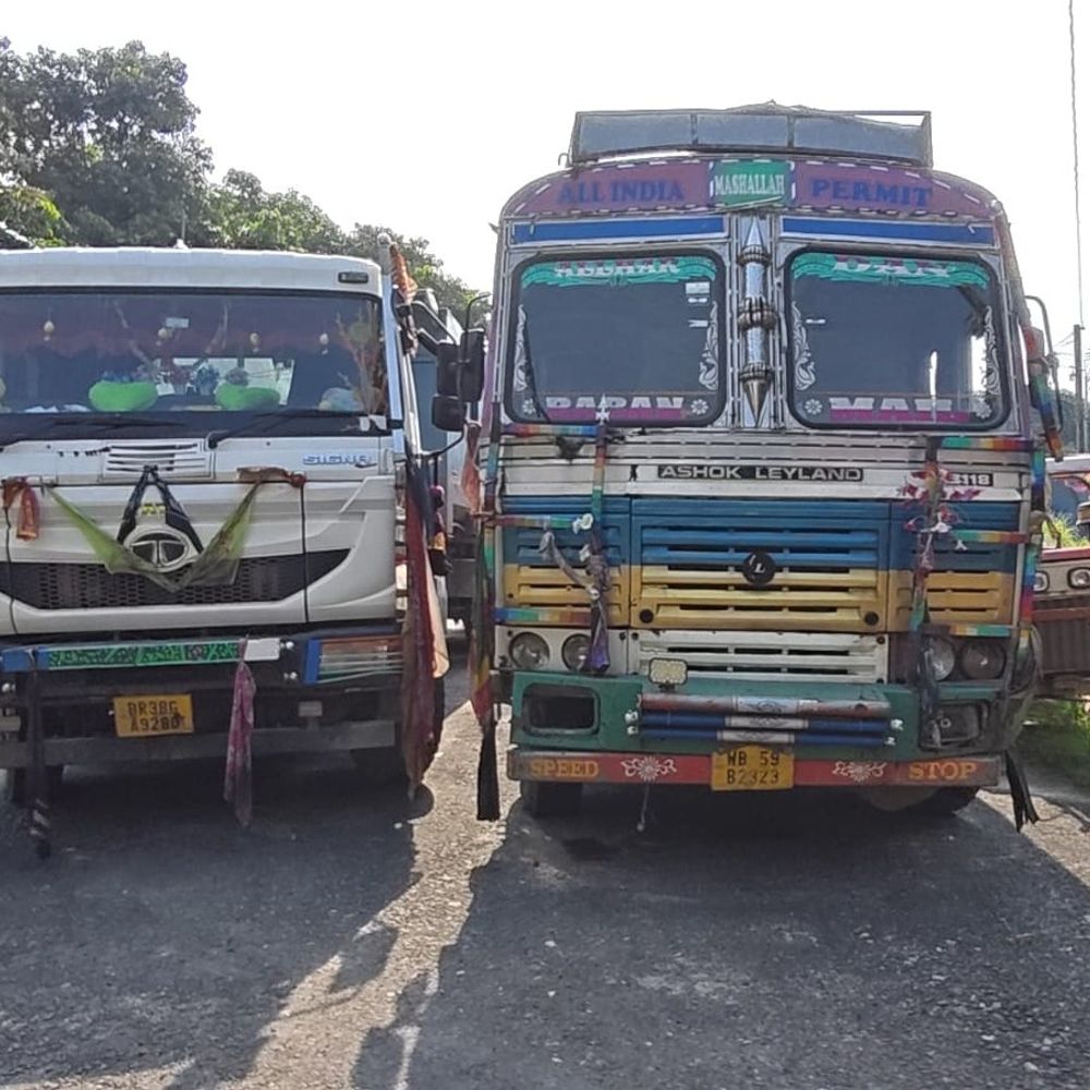 किशनगंज-ओवरलोड बालू-डस्ट लदे 3 वाहन पकड़े:पौआखाली पुलिस और खनन विभाग ने की संयुक्त कार्रवाई, लाखों का राजस्व नुकसान