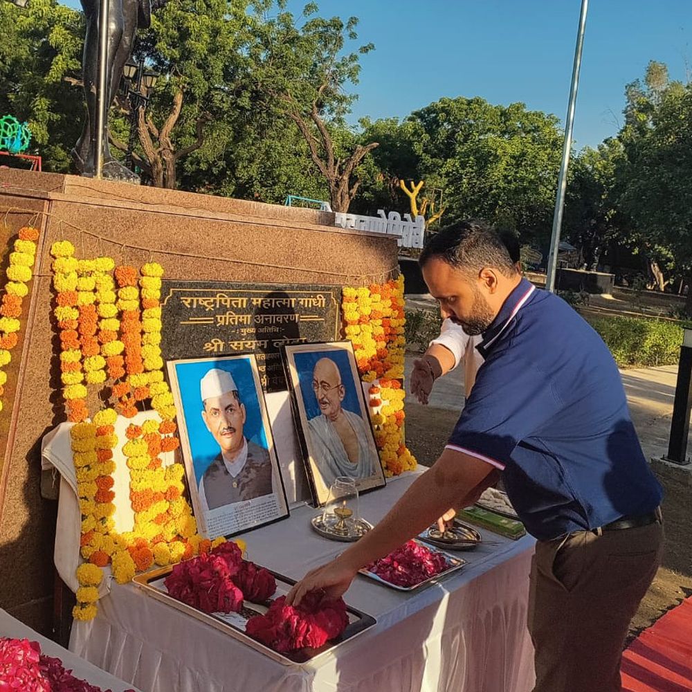 गांधी और शास्त्री जयंती पर प्रार्थना सभा आयोजित:अधिकारियों ने माल्यार्पण कर बापू के प्रिय भजन गाए, स्वच्छता की शपथ भी ली