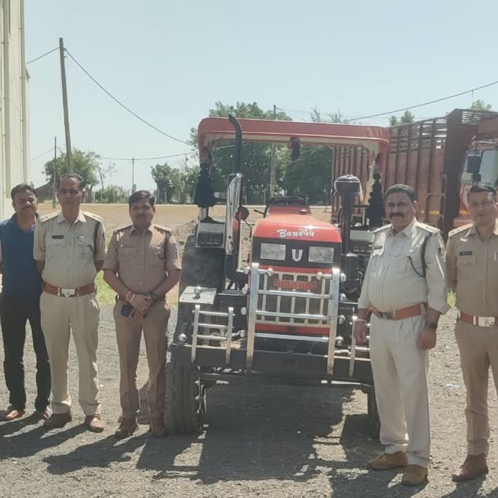 धार में किसान से लूटा 7.50 लाख का ट्रैक्टर बरामद:पुलिस को देखकर जंगल में छोड़कर भागे आरोपी; मारपीट कर लूटा था वाहन