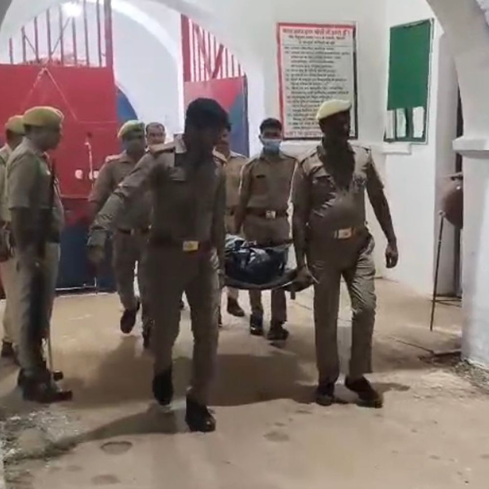 सुल्तानपुर बंदियों को आत्महत्या नहीं करने की दिलवाई गई शपथ:पेड़ों की हुई छटाई-कंटीले तार लपेटे गए, 5 दिन पहले कैदी ने लगाया था फांसी