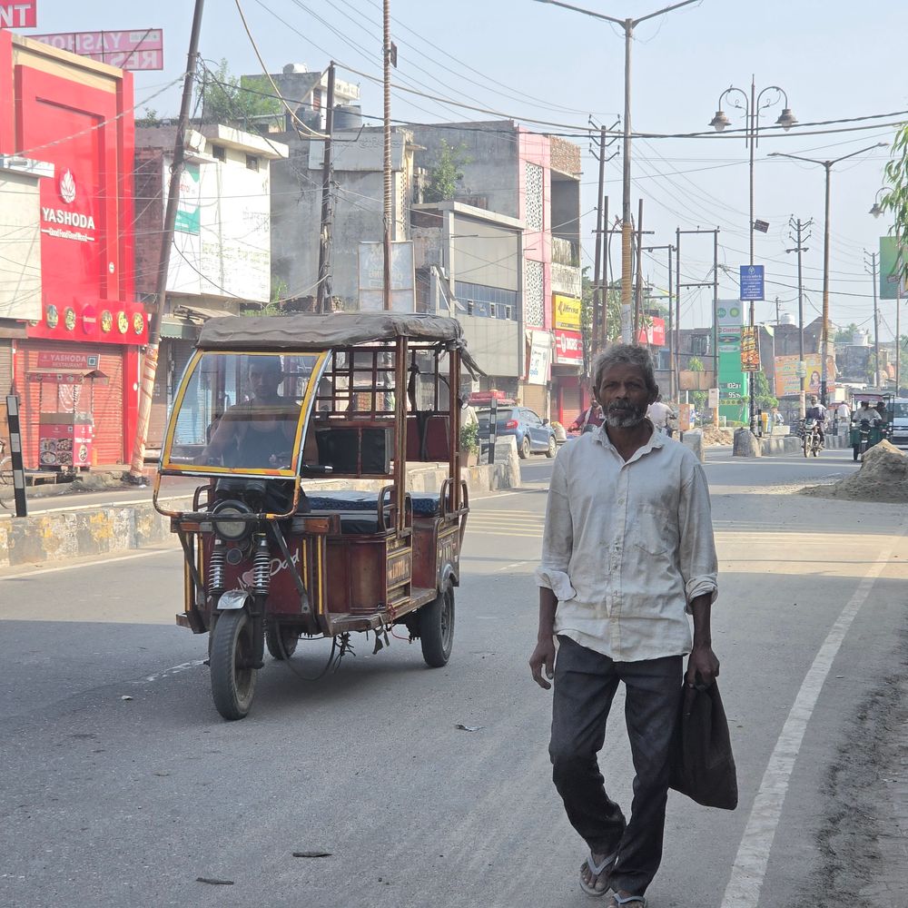 संभल में मौसम का असर,अस्पताल में भीड़ और फसलें खराब:पारा 32 डिग्री, AQI 162; जिला अस्पताल में 71 मरीज भर्ती, धान-उड़द-बाजरा-ईख को नुकसान