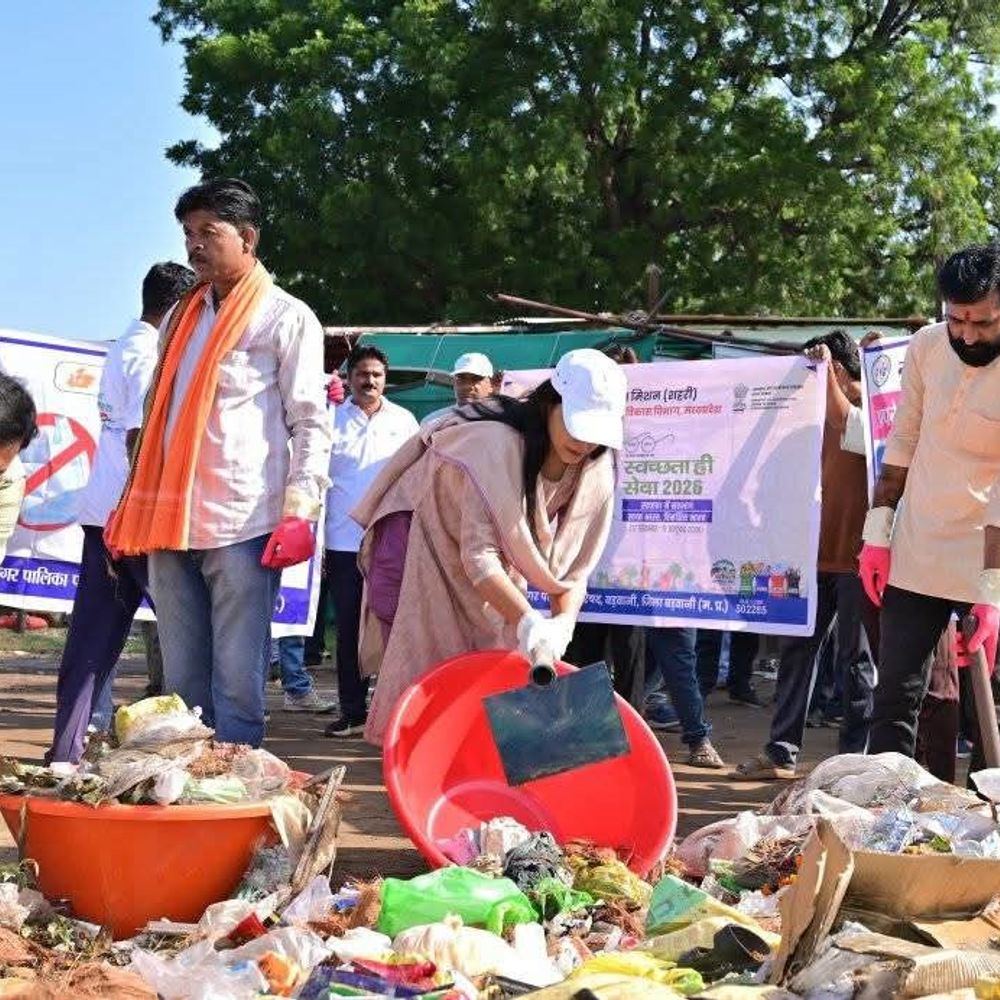 बड़वानी में गांधी जयंती पर चला स्वच्छता अभियान:जनप्रतिनिधियों, कलेक्टर और सफाई मित्रों ने की राजघाट रोड, मुक्तिधाम तक की सफाई