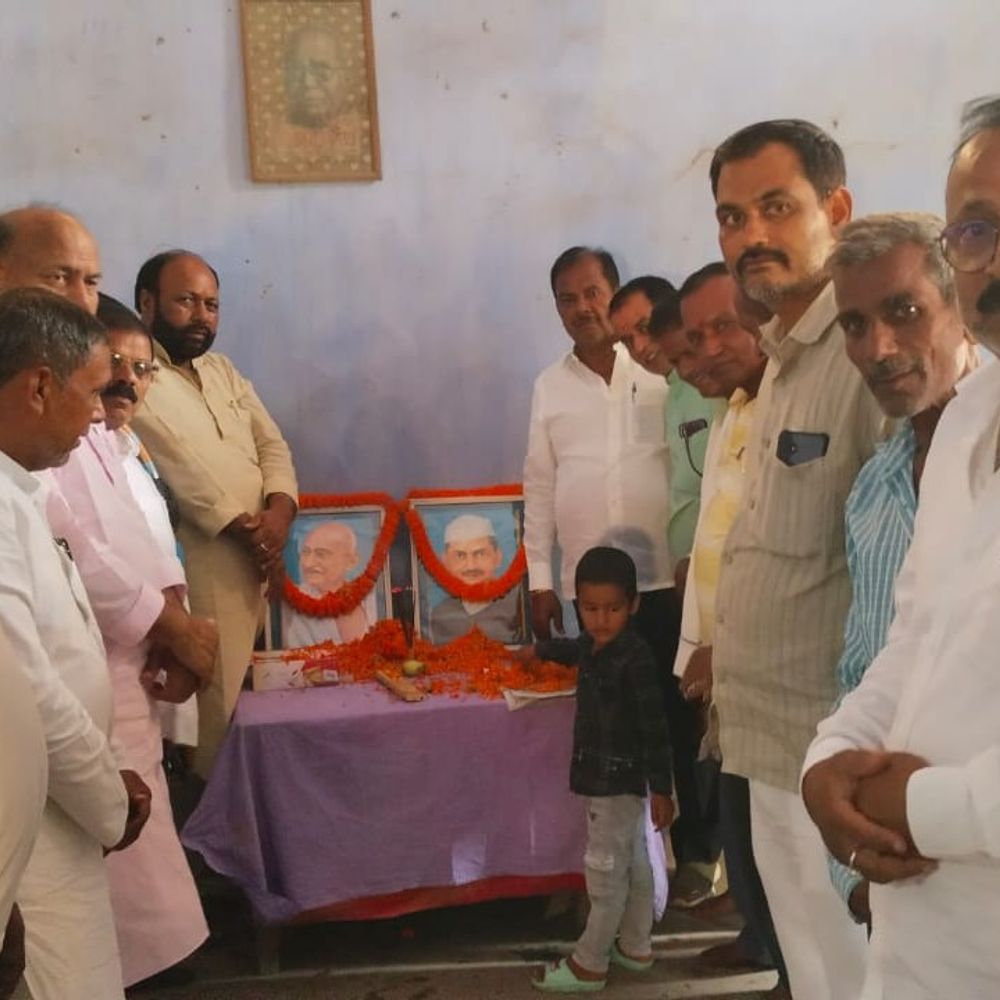 राजद ने मनाई गांधी और शास्त्री जयंती:कार्यकर्ताओं ने उनके विचारों को अपनाने का लिया संकल्प