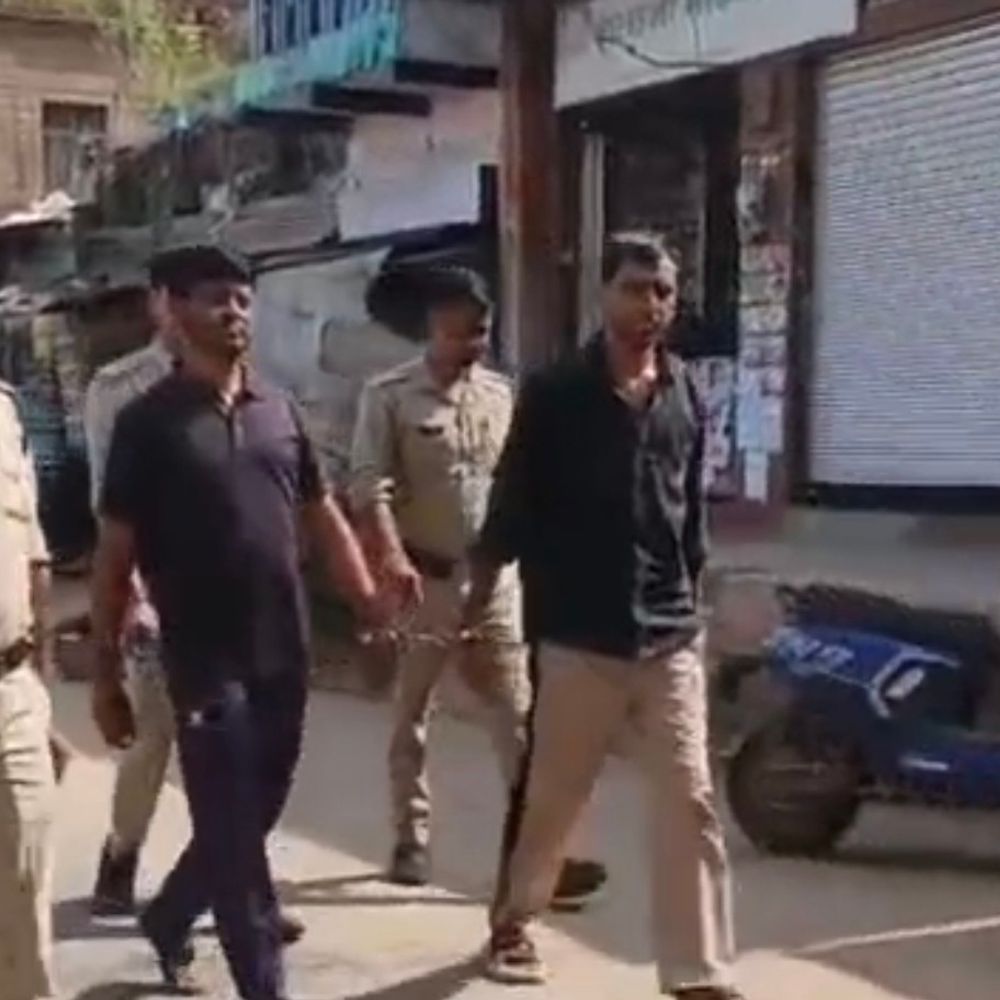 दतिया में दो आरोपियों का बाजार में जुलूस:दारू पार्टी के लिए 10 हजार मांगने का आरोप, दूसरे के पास मिला कट्टा-कारतूस